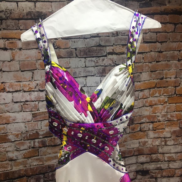 Gorgeous side-cut out dress - Picture 4 of 8